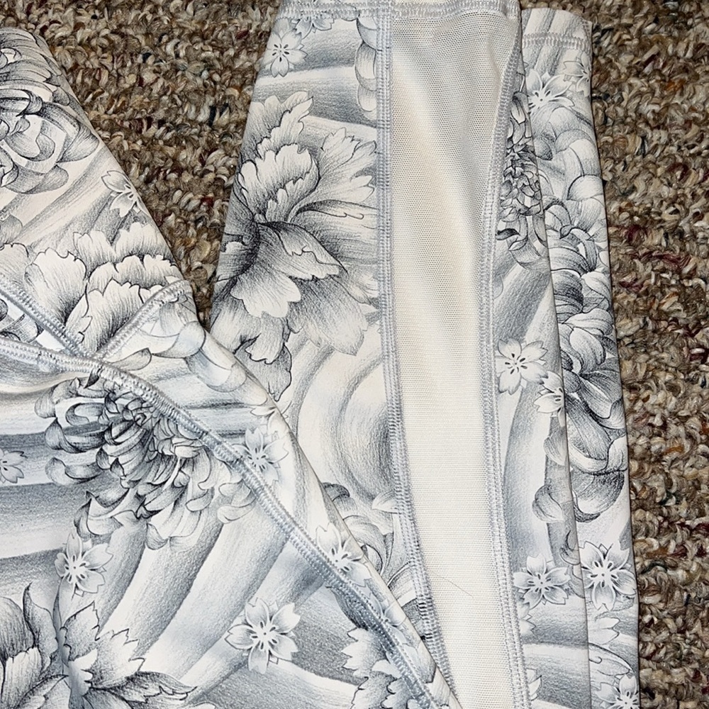 Lululemon Gray Floral Leggings Sz 8 - Picture 4 of 6